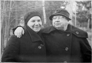 Надежда Крупская (справа) и секретарь ВЦСПС Клавдия Николаева, усадьба Архангельское, 1936 год Надежда Крупская (сп…