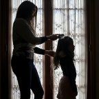 Daily Mail (Великобритания): сразу 17 учеников британской школы решили сменить пол (Моника Флорес расчесывает волосы ребенку-трансгендеру у себя дома в Сантьяго | © AP Photo, Esteban Felix) Моника Флорес расчес…