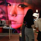 Китай объявил войну женоподобным мужчинам и псевдоценностям (Работа магазина подарков в Пекине, Китай | © AFP 2021, JADE GAO) Работа магазина пода…